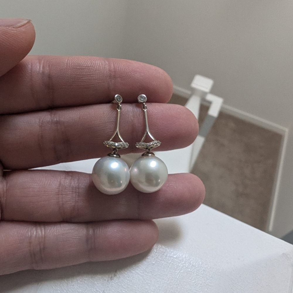 Super glossy pearl earrings